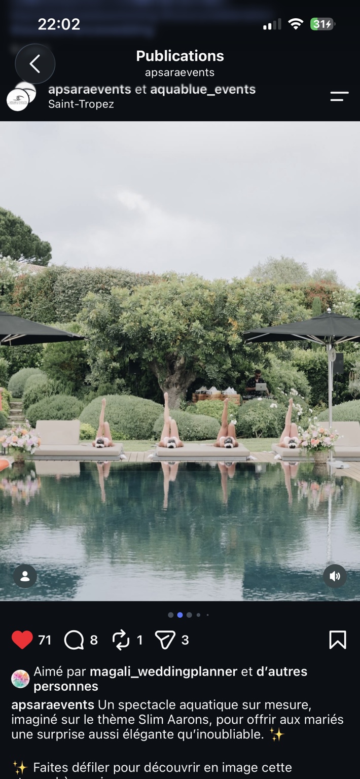 Nicolas Lacaille au bar à vinyles derrière la piscine de la Villa Bellazard, pendant le spectacle de natation synchronisée à Saint-Tropez